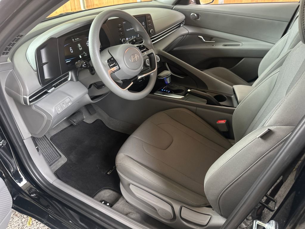Used 2025 Hyundai Elantra SE w/ Cargo Package image 2