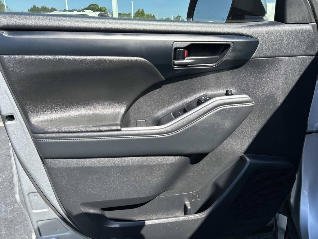 Used 2022 Toyota Highlander LE FWD image 21