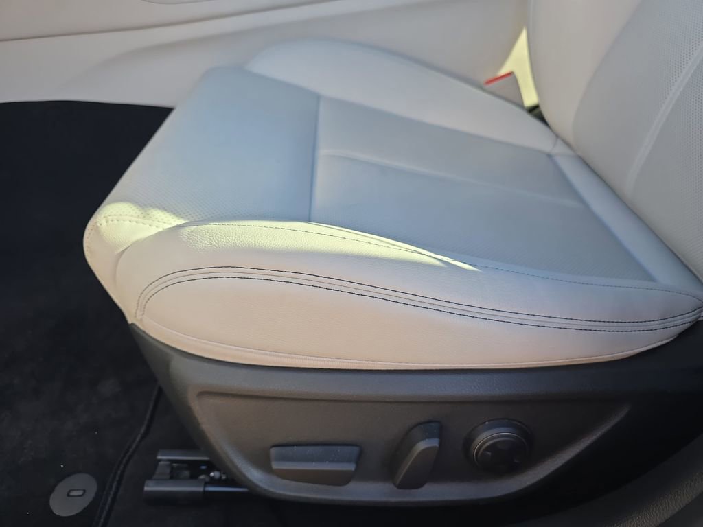 Used 2025 Genesis G70 2.5T RWD image 29