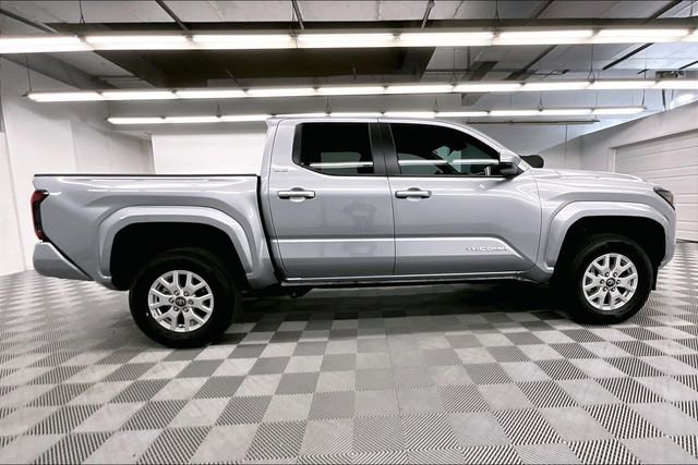 Used 2025 Toyota Tacoma SR5 AWD/4WD image 15