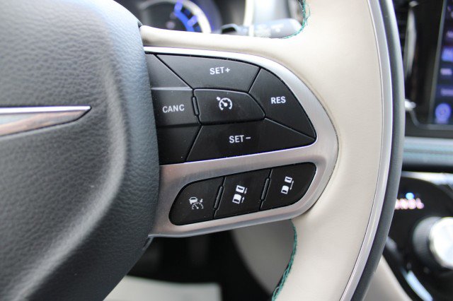 Used 2017 Chrysler Pacifica Platinum FWD image 12