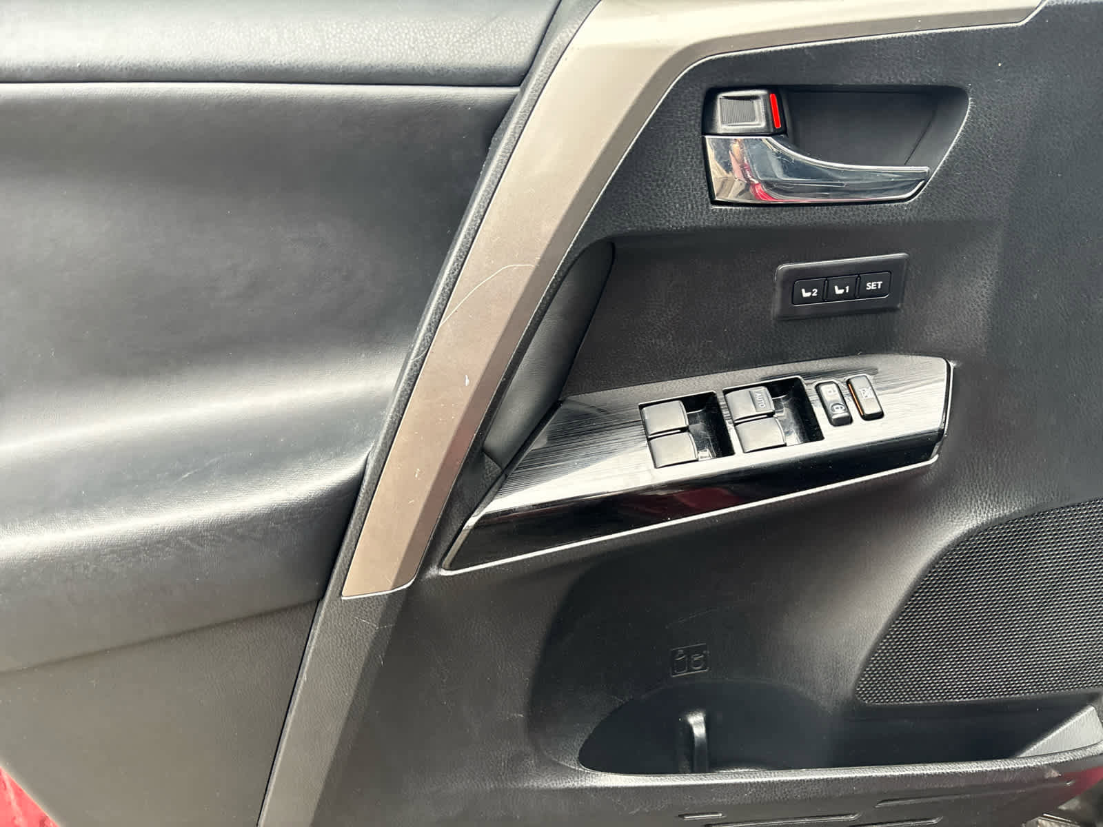 Used 2018 Toyota RAV4 Limited image 21