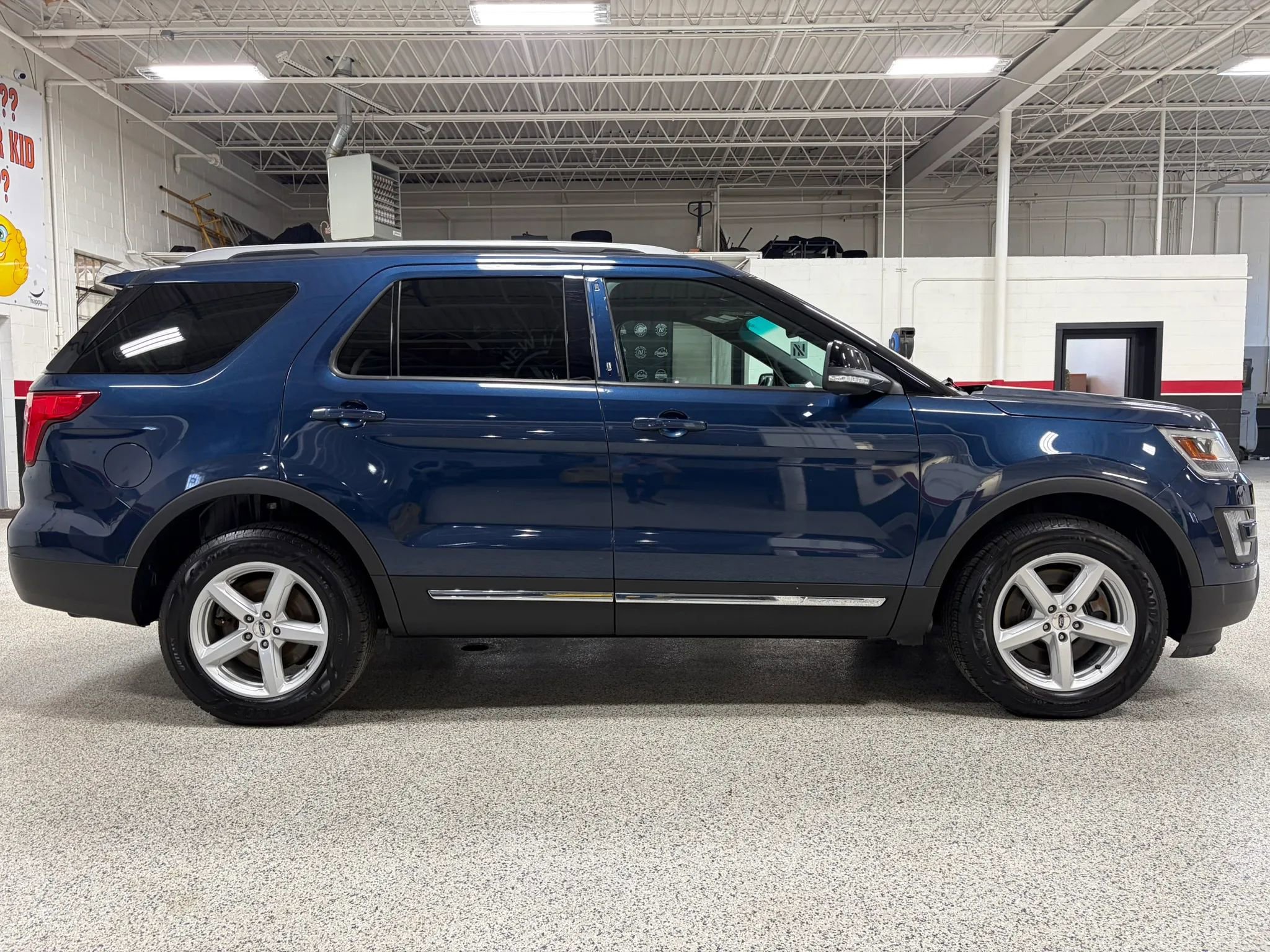 Used 2017 Ford Explorer XLT w/ Equipment Group 201A AWD/4WD image 11
