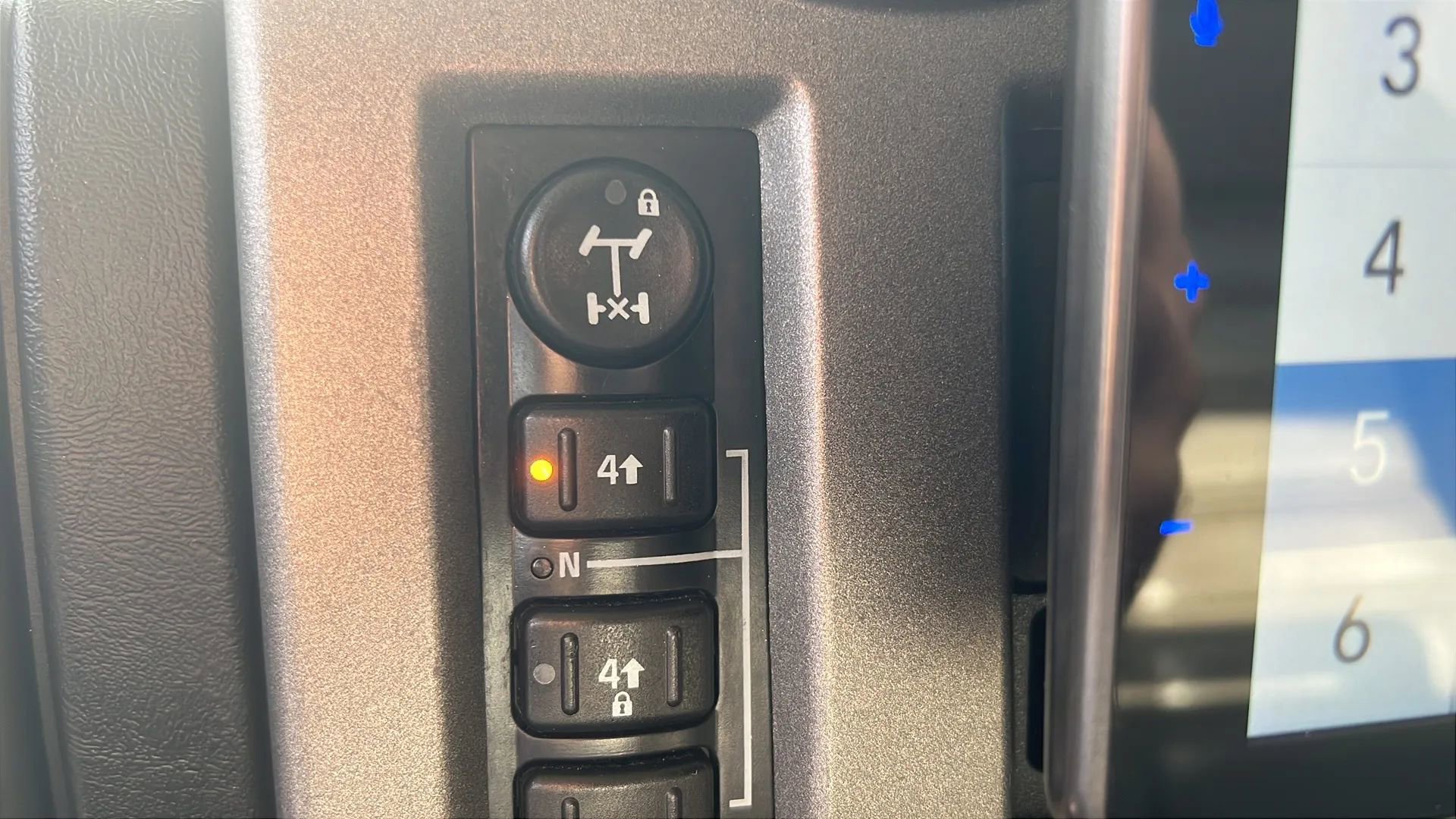 Used 2004 HUMMER H2 w/ Preferred Equipment Group image 29