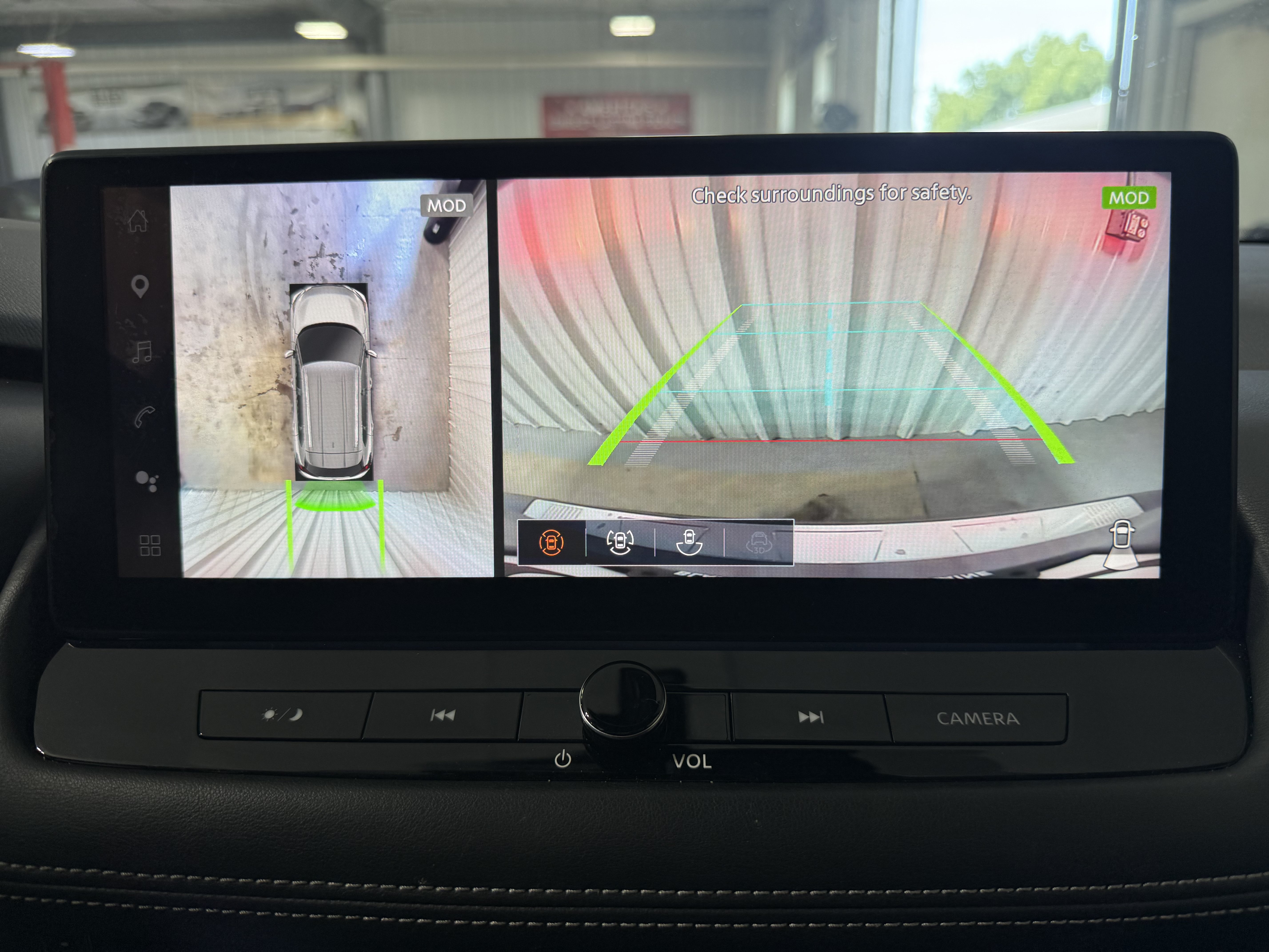 Used 2025 Nissan Rogue SL w/ Tech Package AWD/4WD image 12
