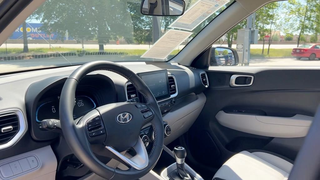 Used 2025 Hyundai Venue SEL image 2