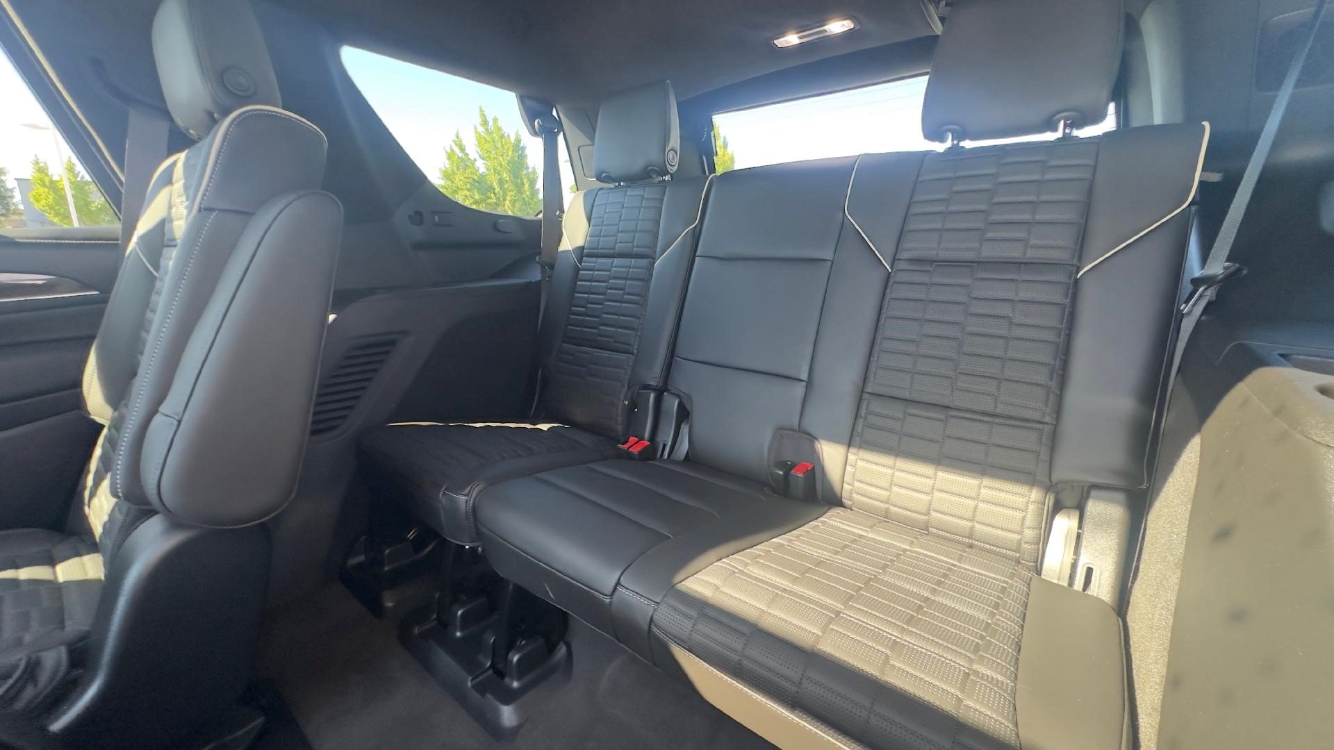Certified 2024 Cadillac Escalade Premium Luxury Platinum AWD/4WD image 11