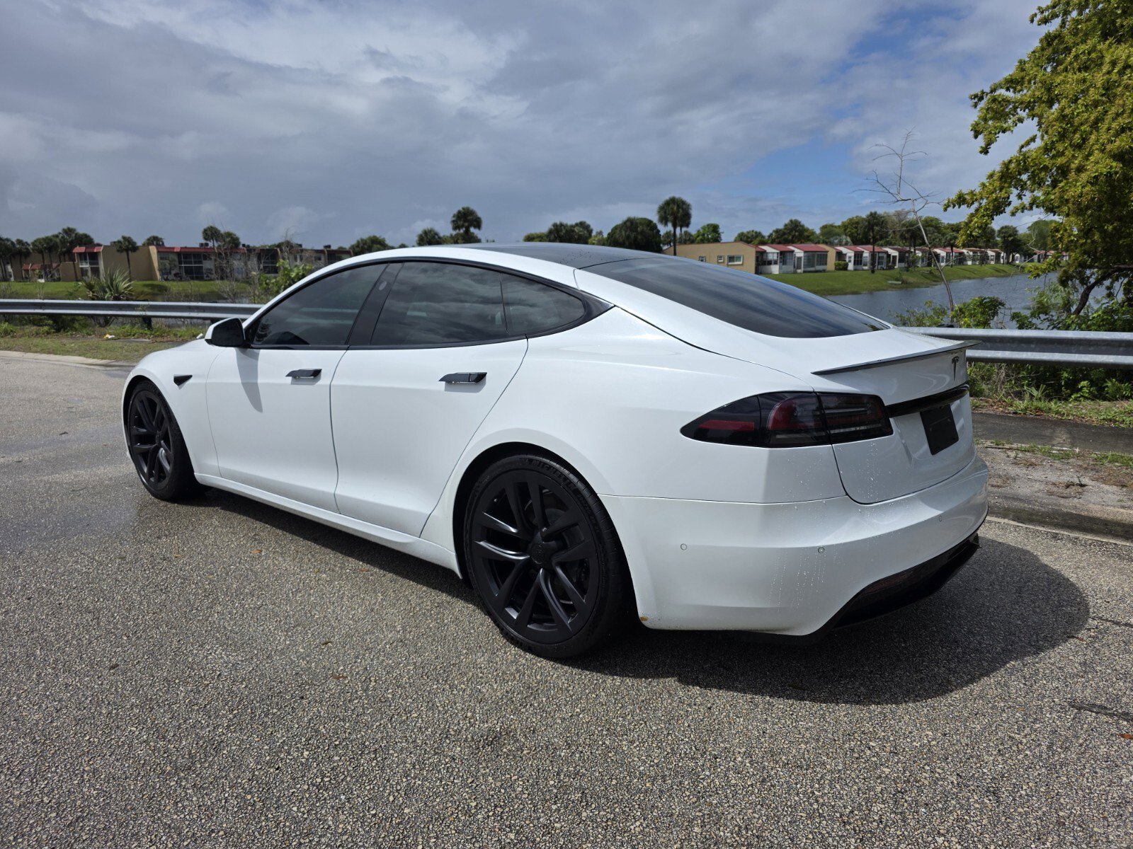 Used 2022 Tesla Model S Plaid image 2