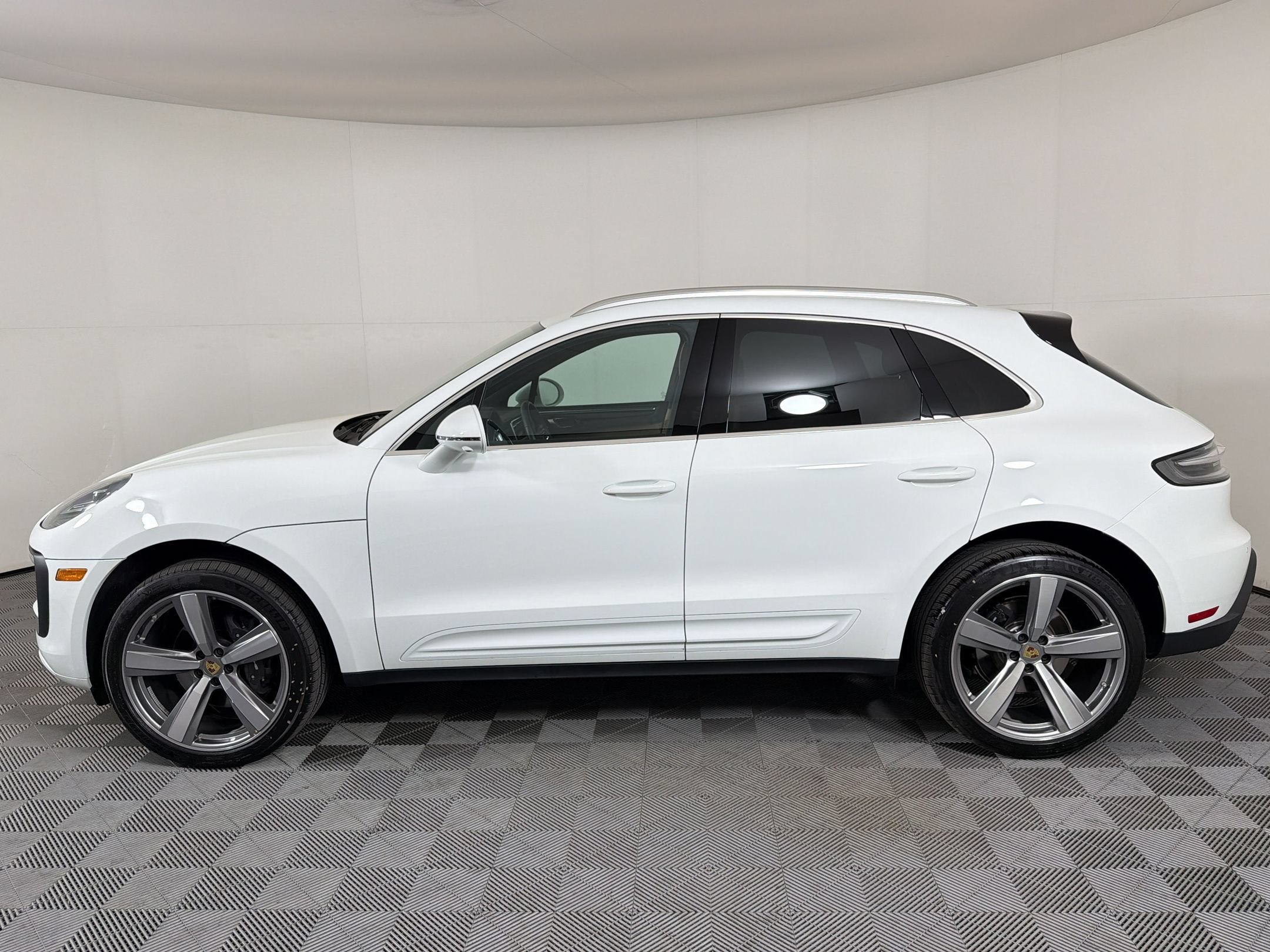 Certified 2025 Porsche Macan AWD/4WD image 2