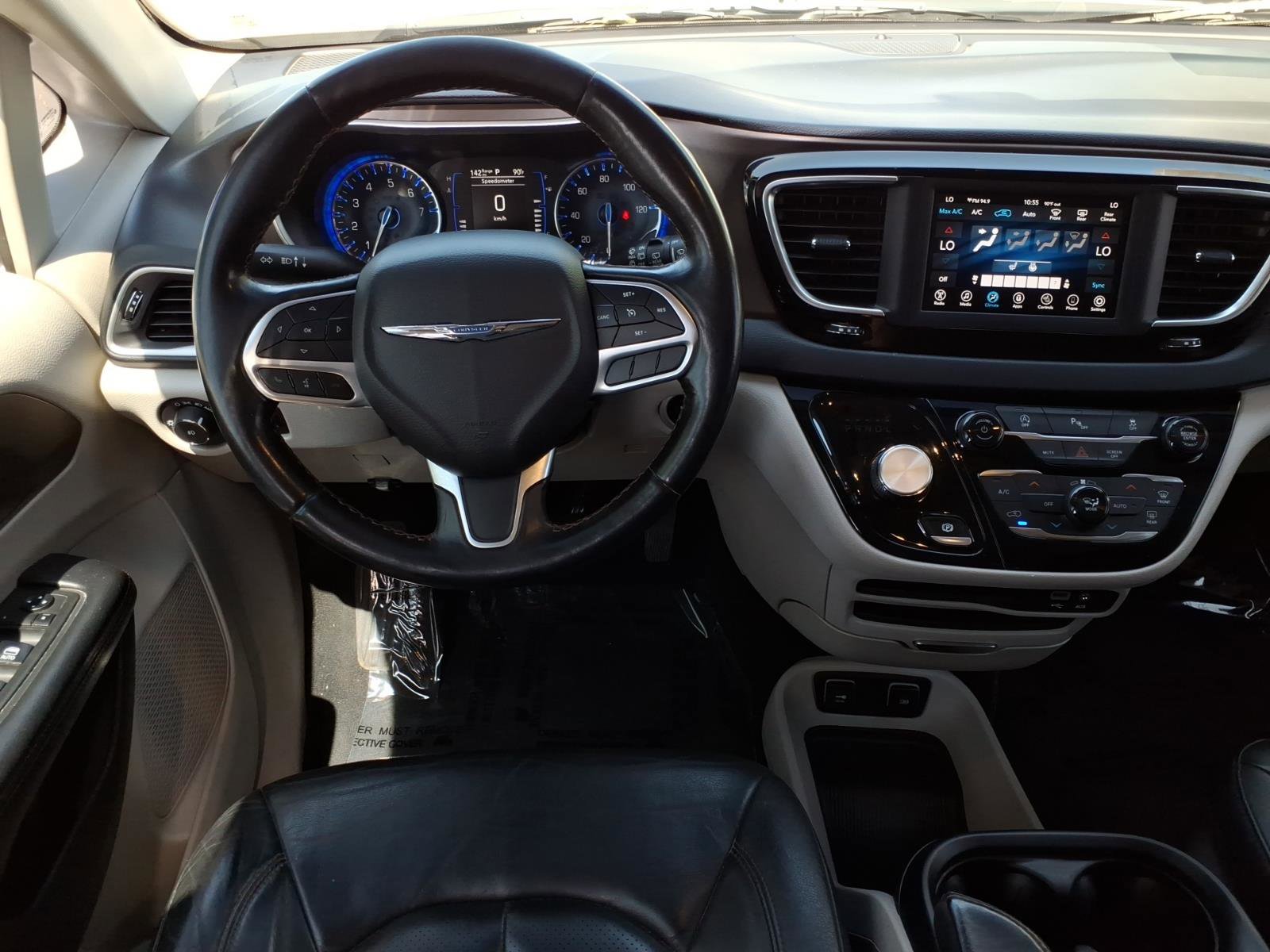 Used 2019 Chrysler Pacifica Touring-L image 16