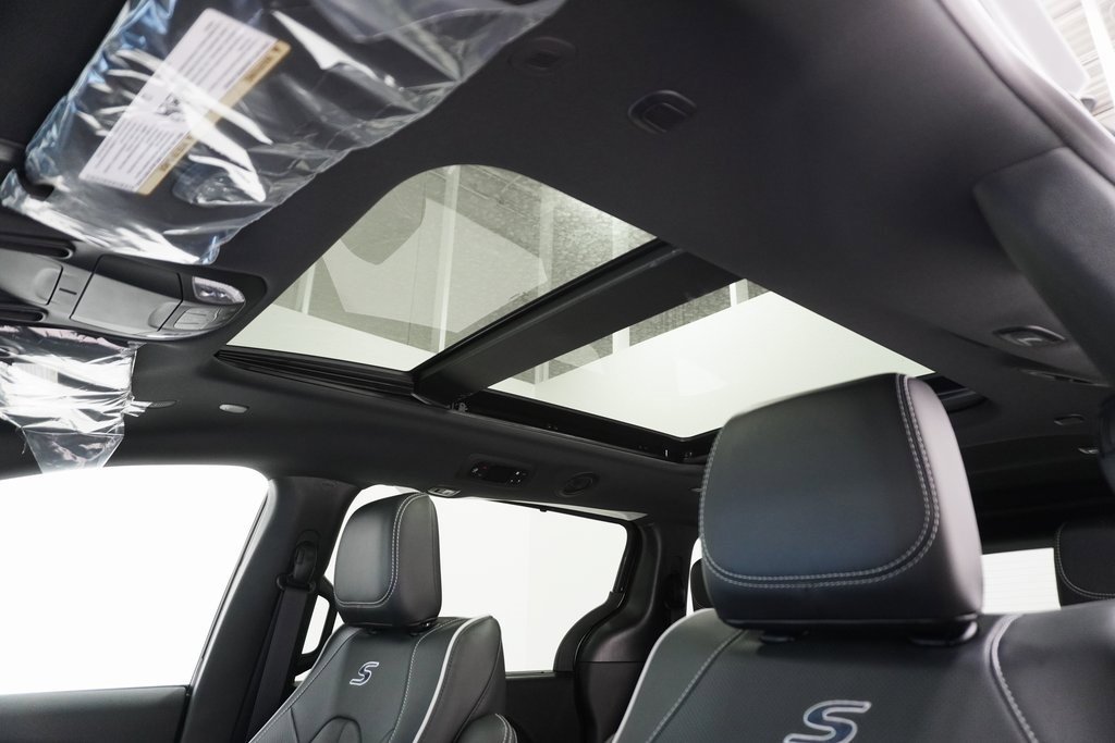 Used 2024 Chrysler Pacifica Limited w/ S Appearance Package image 14