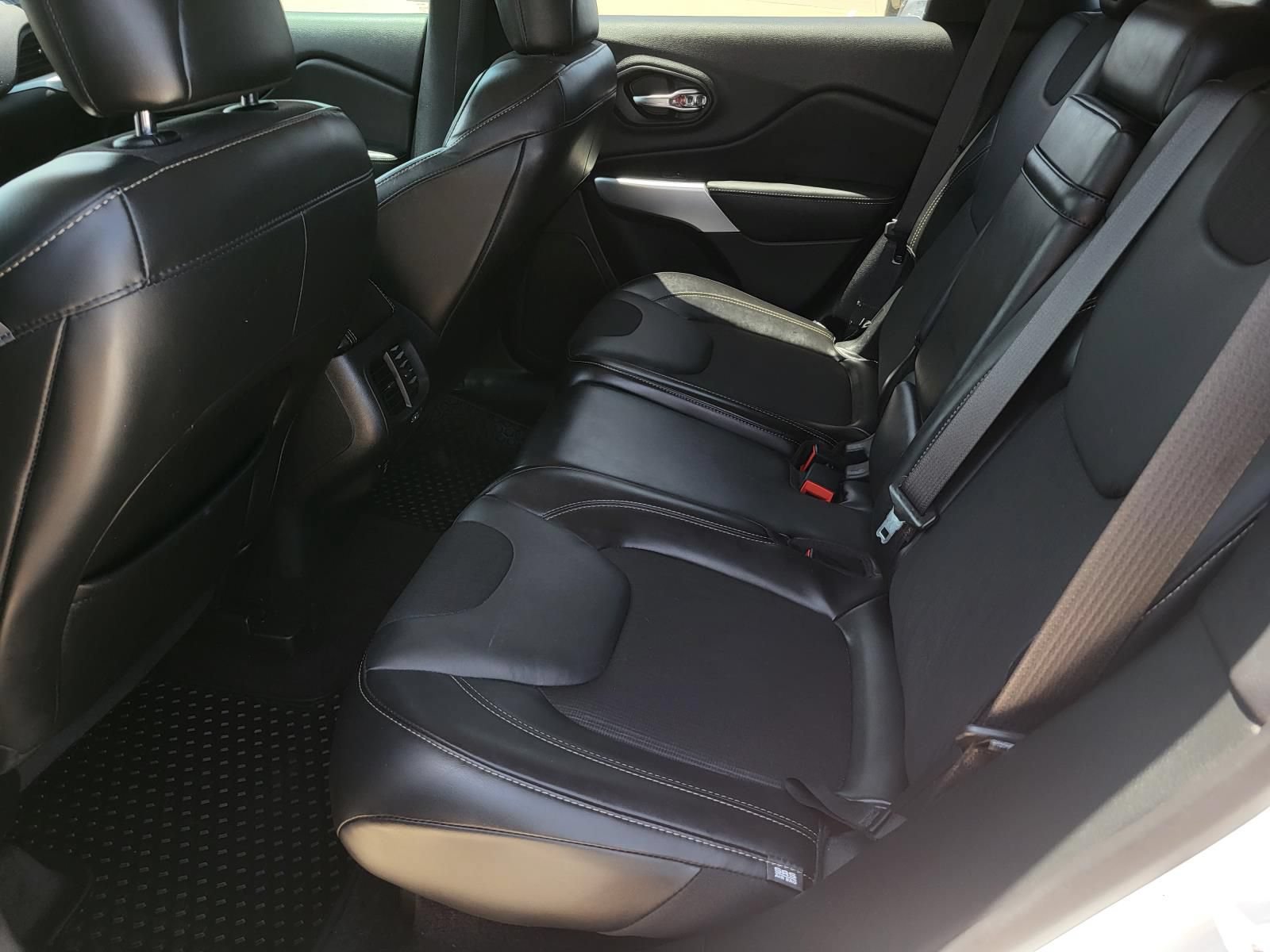 Used 2018 Jeep Cherokee Latitude Plus w/ Cold Weather Group FWD image 12