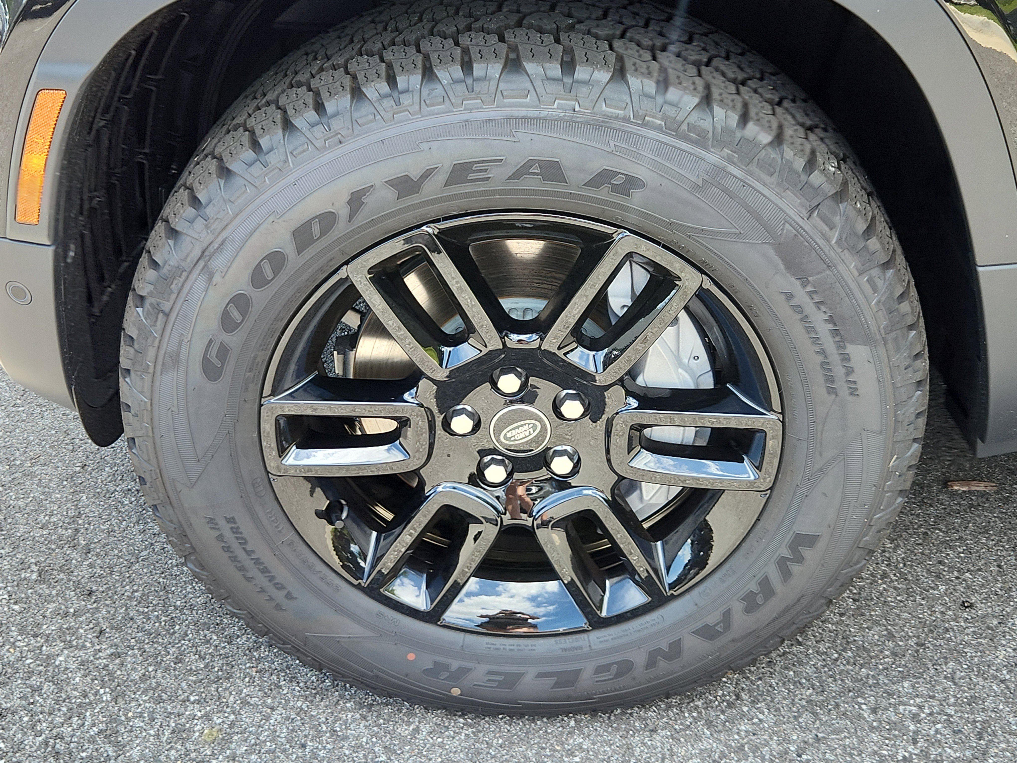 Used 2025 Land Rover Defender 130 S image 9