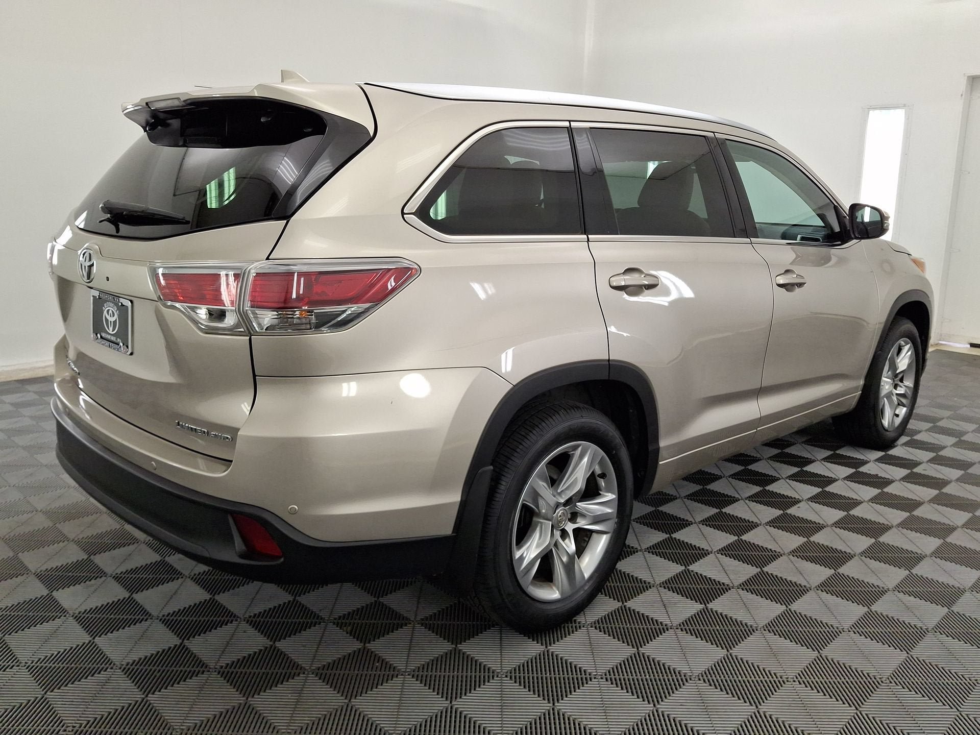 Used 2015 Toyota Highlander Limited AWD/4WD image 25
