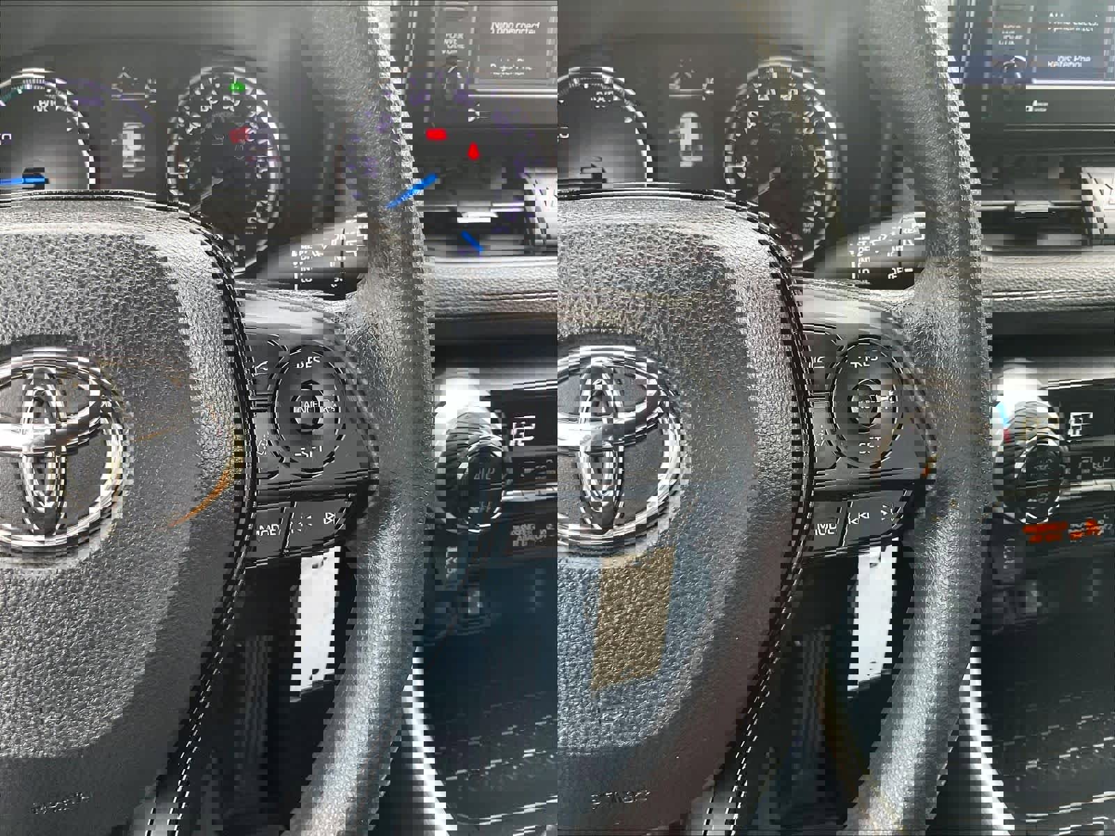 Used 2022 Toyota RAV4 LE image 21