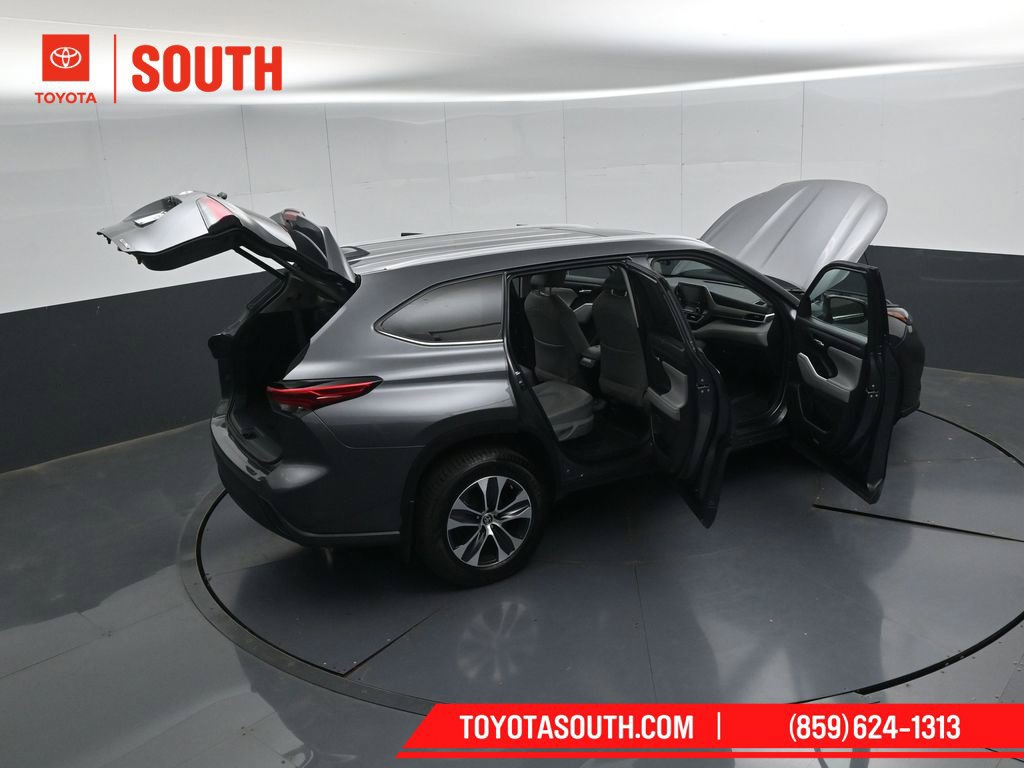 Used 2022 Toyota Highlander XLE AWD/4WD image 55