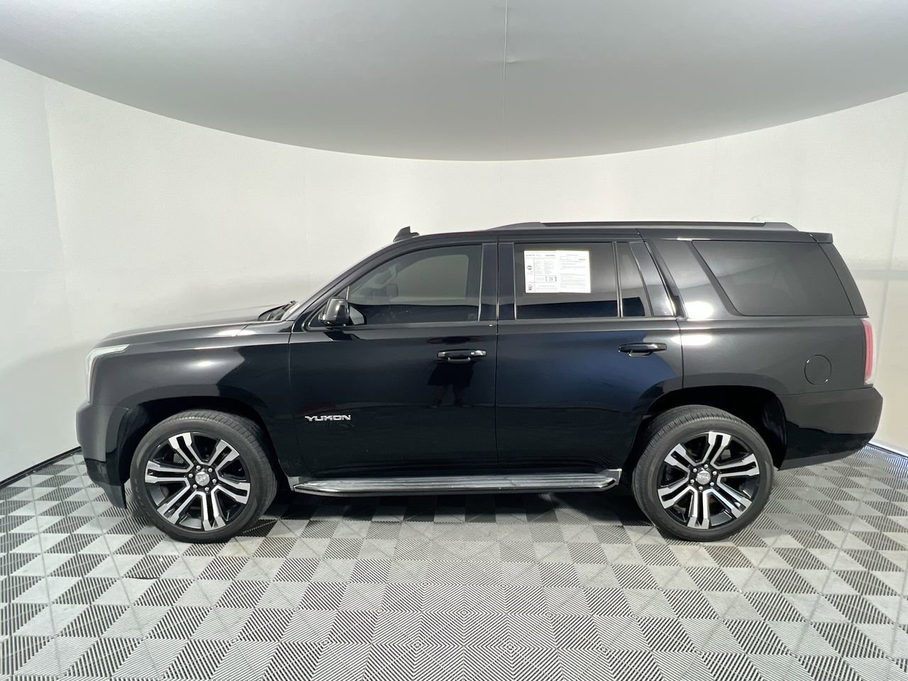 Used 2019 GMC Yukon SLT w/ Graphite Edition RWD image 6
