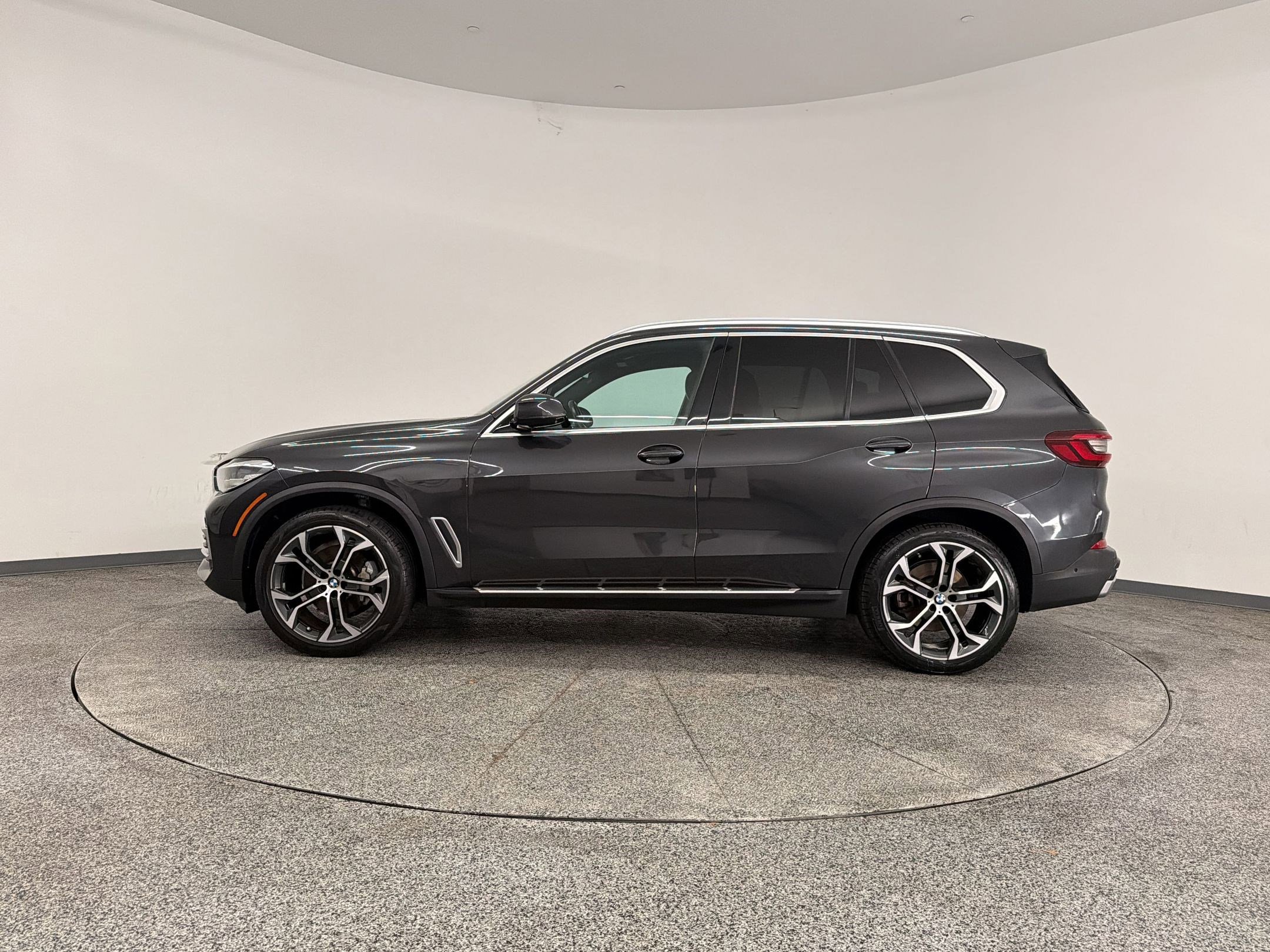 Used 2023 BMW X5 sDrive40i w/ Premium Package image 2
