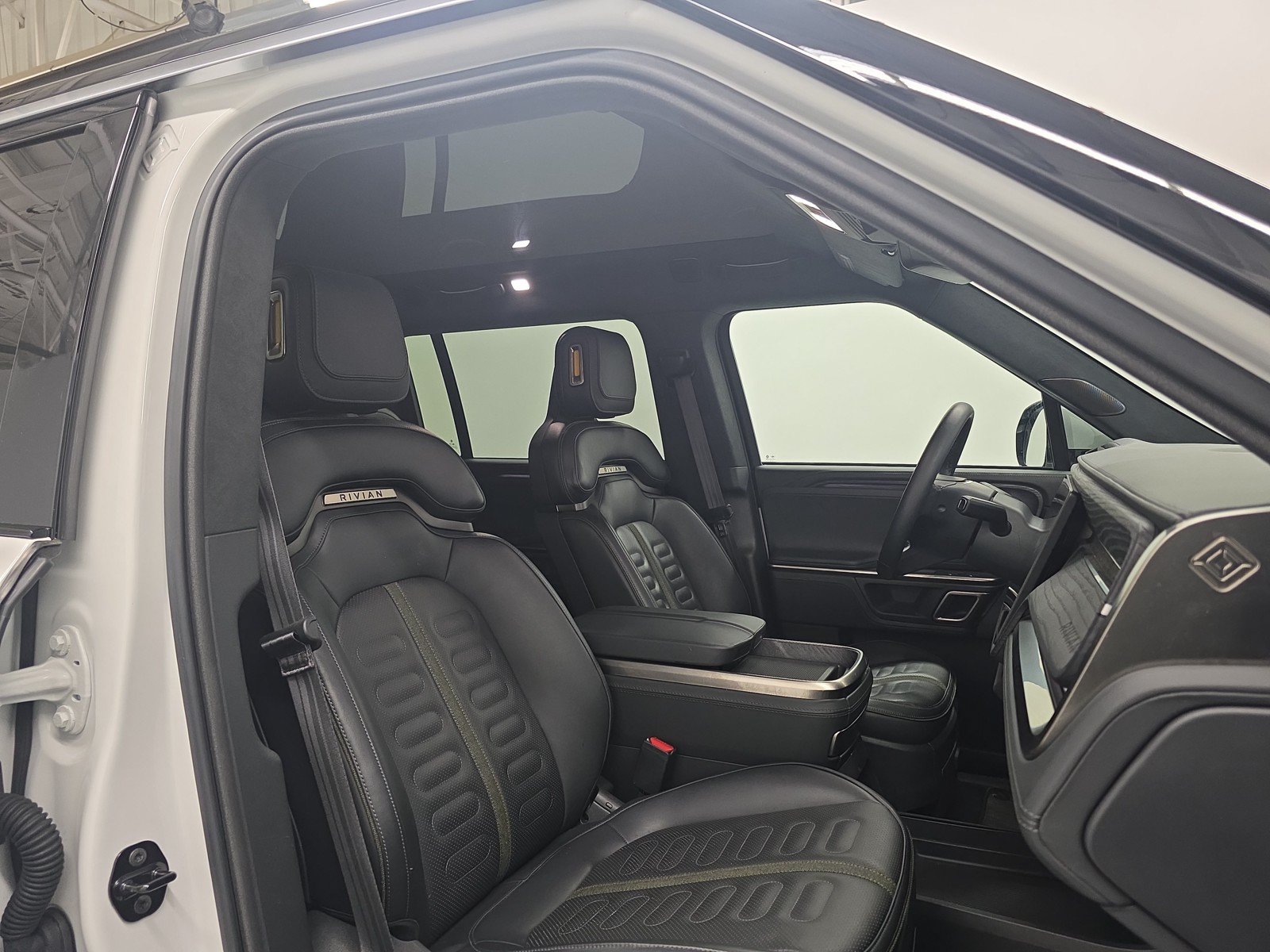 Used 2024 Rivian R1S Adventure AWD/4WD image 24