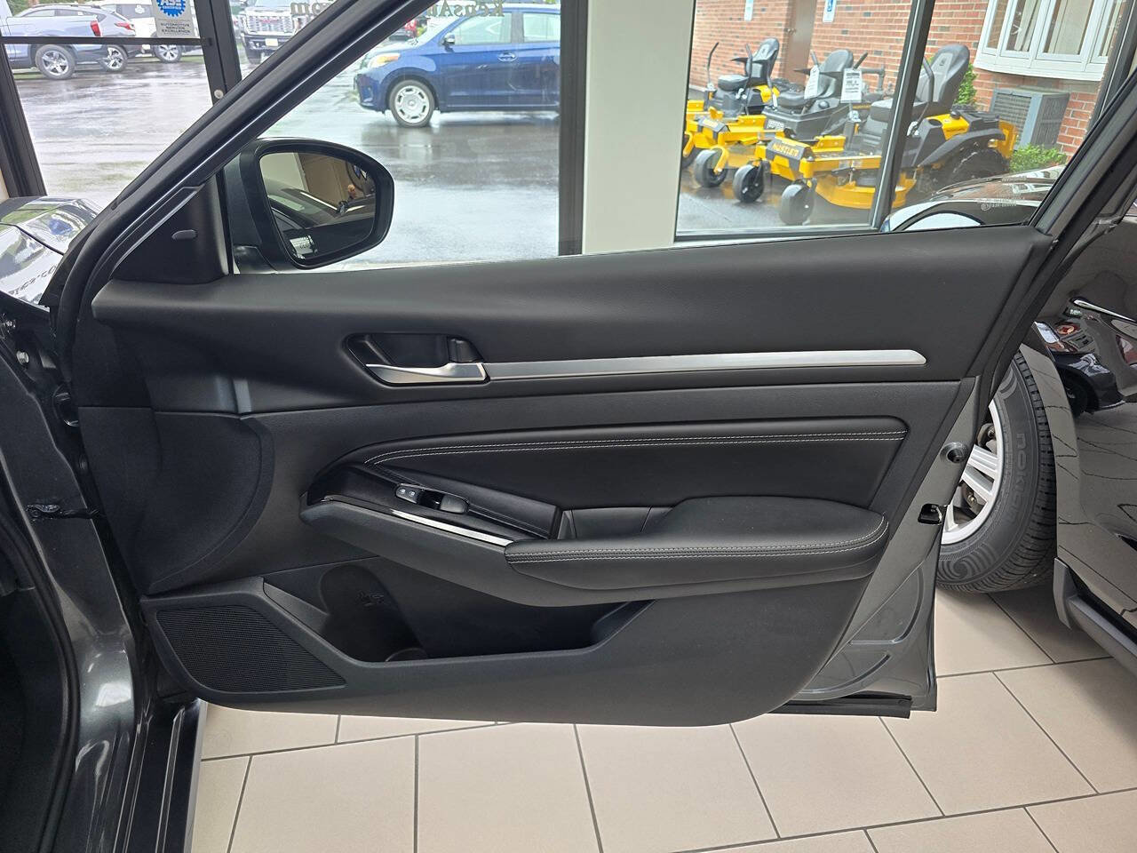 Used 2023 Nissan Altima 2.5 SV w/ SV Premium Package FWD image 27