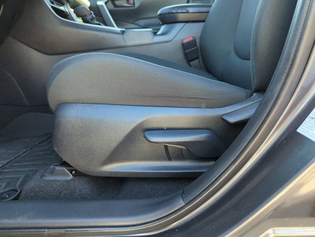 Used 2021 Toyota RAV4 LE image 12