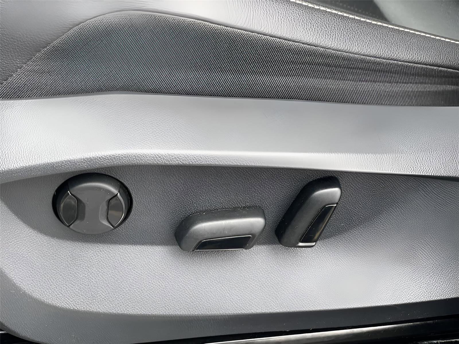 Used 2022 Volkswagen Tiguan SE R-Line image 25