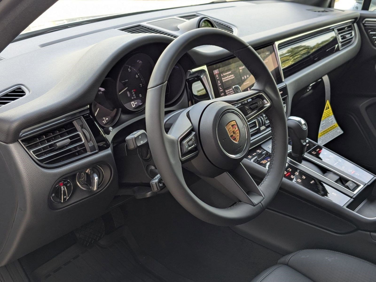 Certified 2026 Porsche Macan AWD/4WD image 4