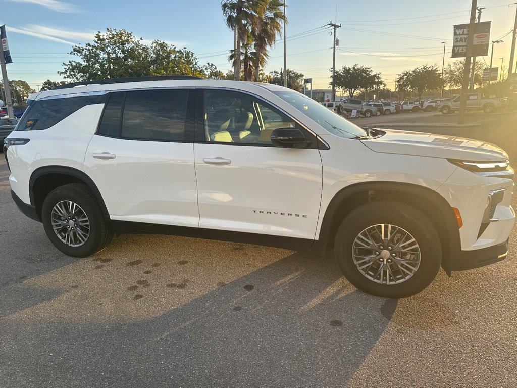 Used 2025 Chevrolet Traverse LT image 4