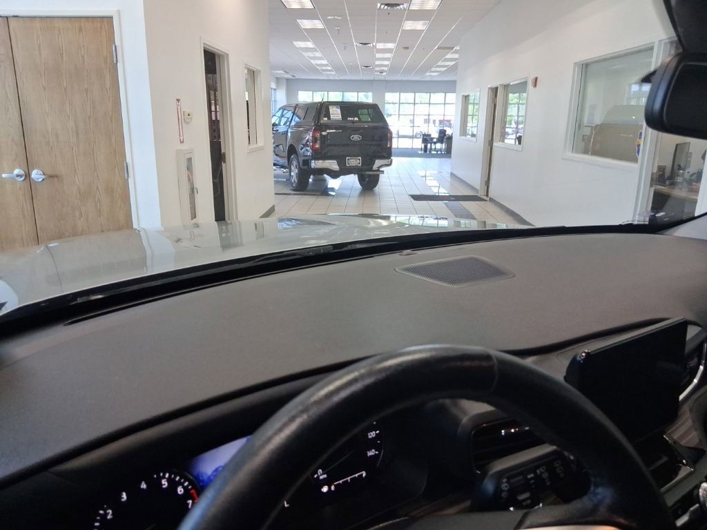Used 2021 Ford Explorer Limited w/ Equipment Group 301A AWD/4WD image 2