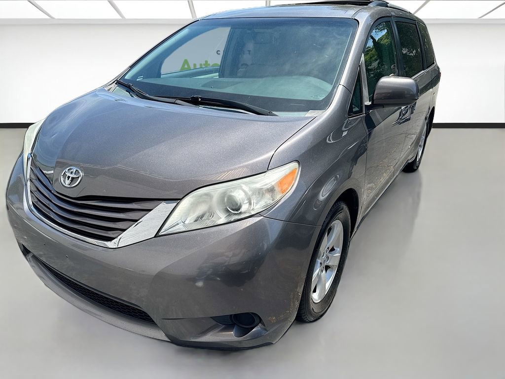 Used 2015 Toyota Sienna LE FWD image 3