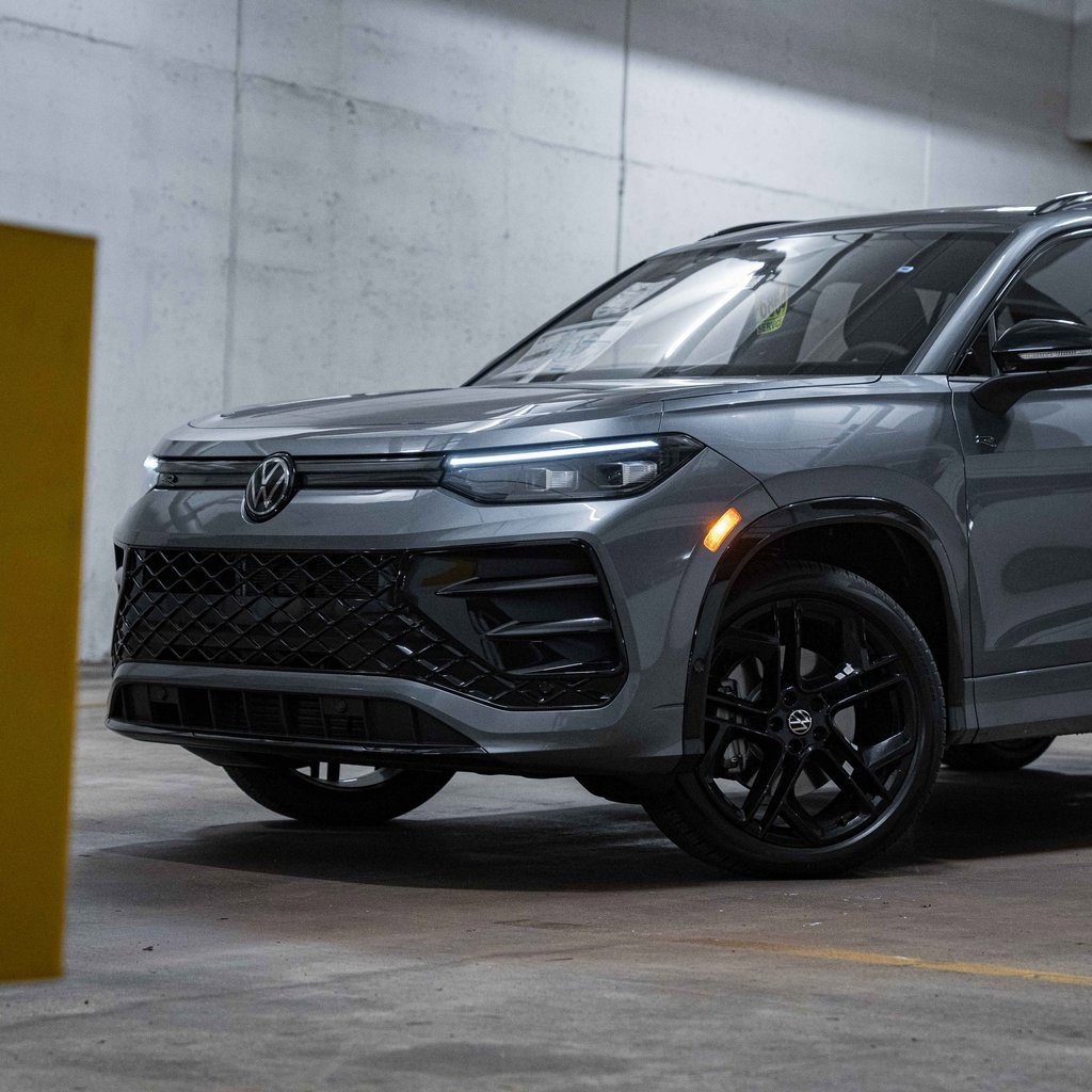 New 2025 Volkswagen Tiguan SE R-Line image 2