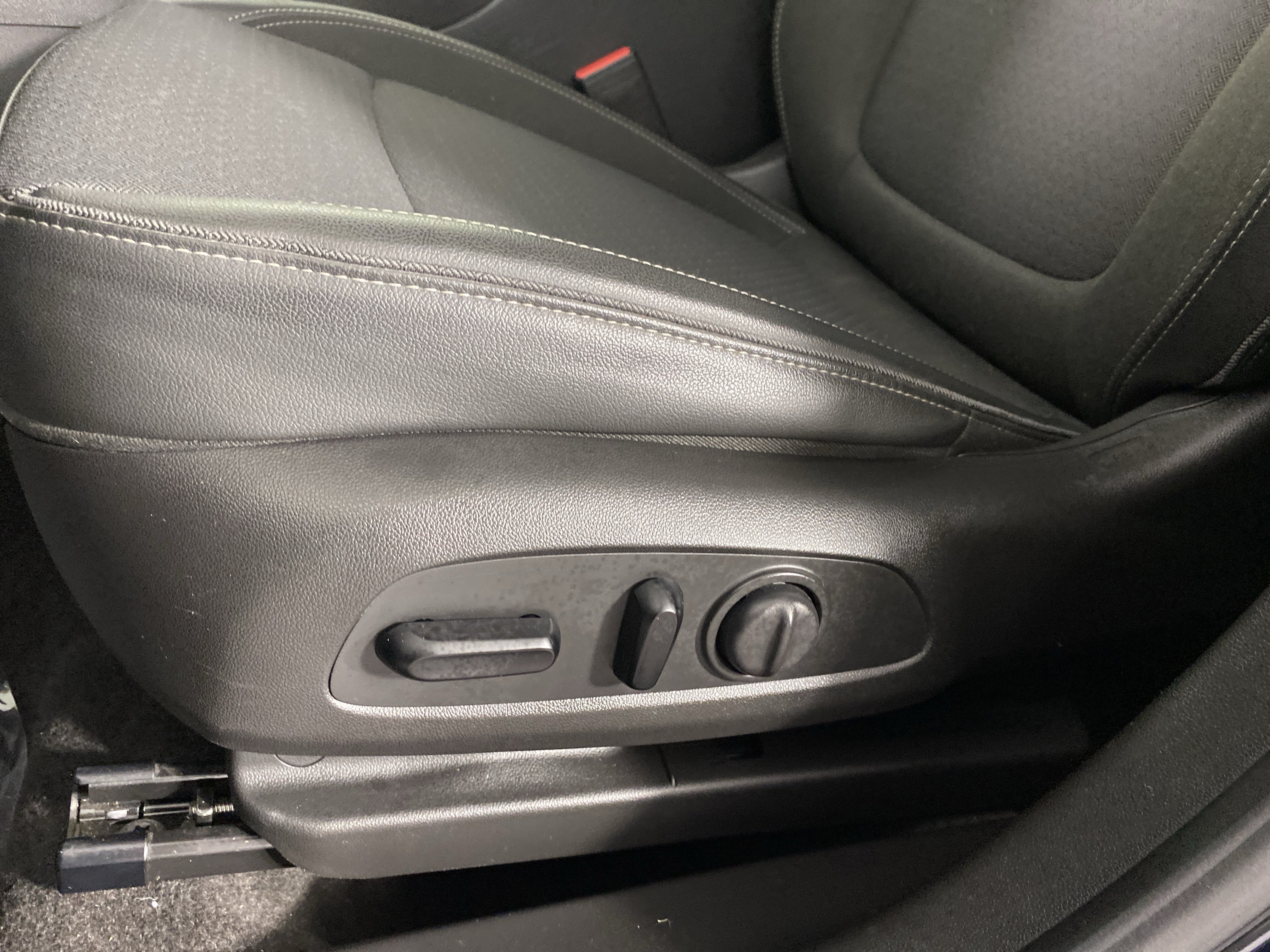 Used 2020 Buick Encore GX Preferred w/ Cold Weather Comfort Package FWD image 17