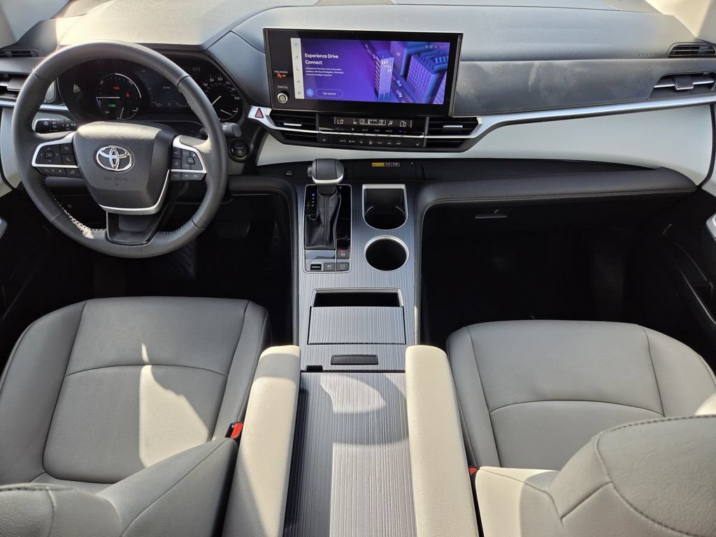 Used 2026 Toyota Sienna XLE FWD image 13