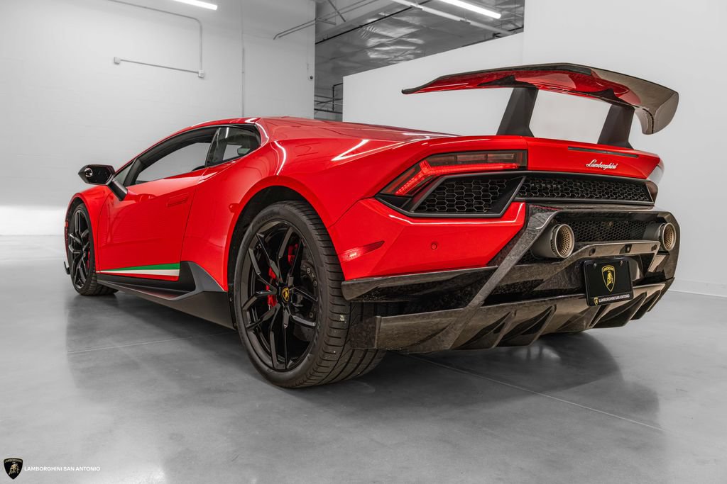 Used 2018 Lamborghini Huracan Performante AWD/4WD image 3