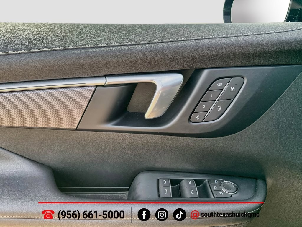 Used 2025 Buick Enclave Sport Touring w/ Power Package FWD image 10