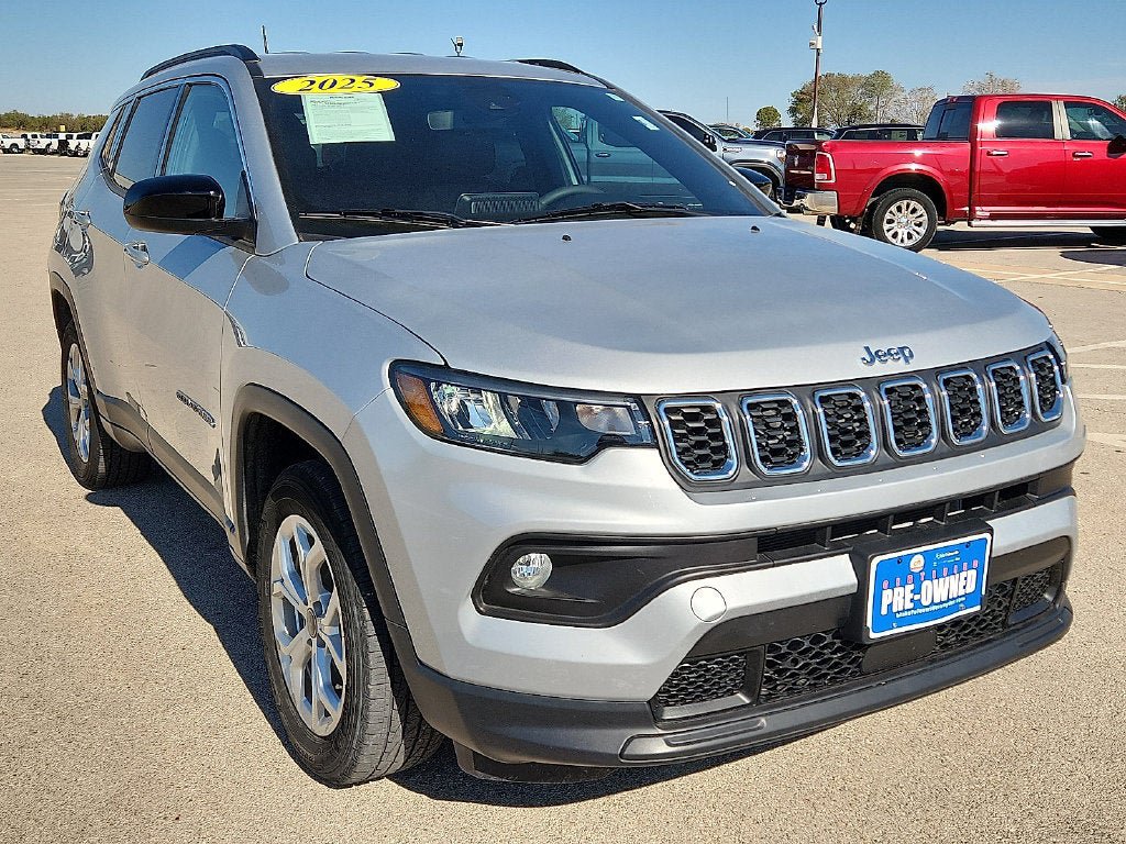 Used 2025 Jeep Compass Latitude AWD/4WD image 5
