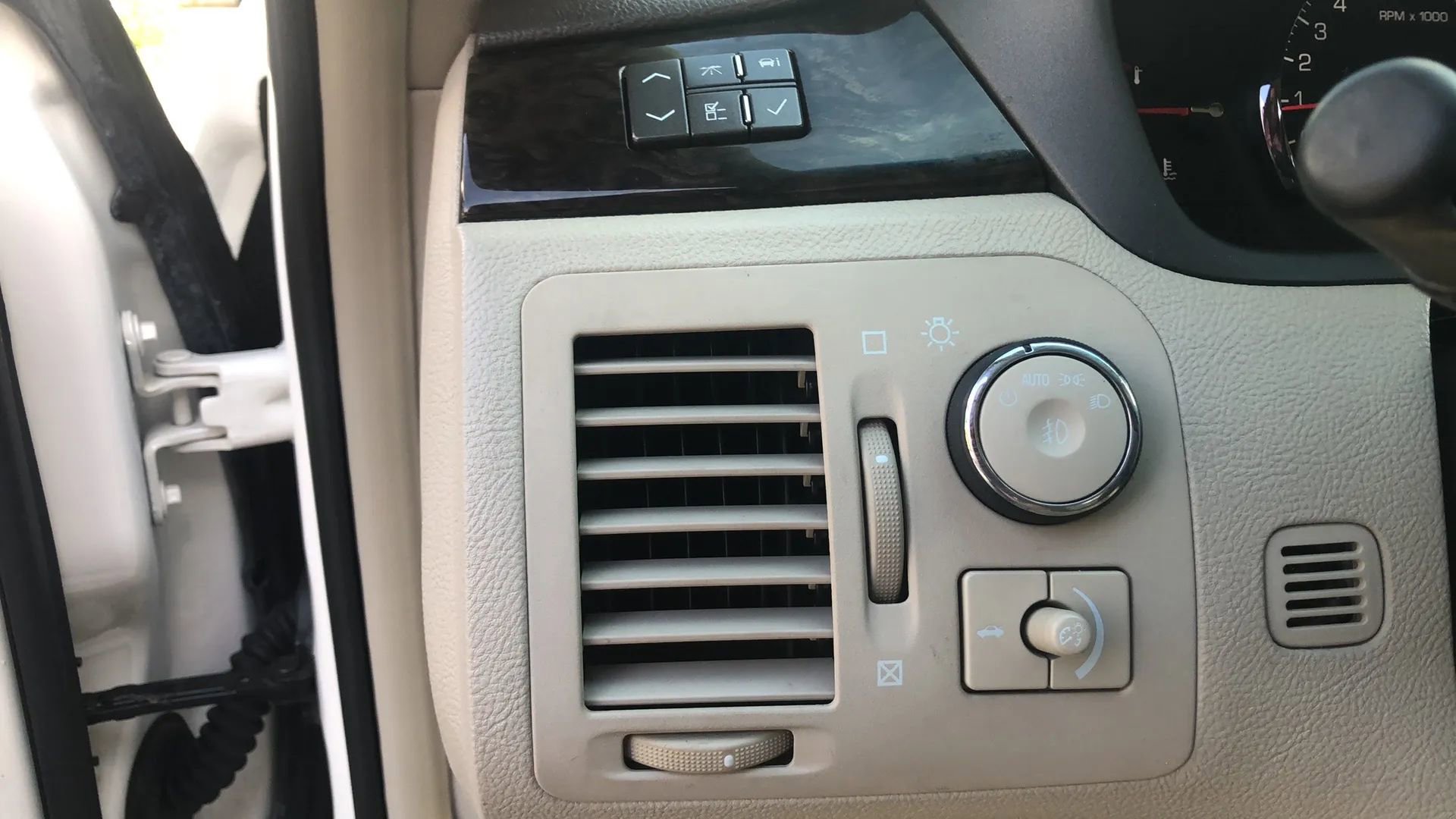 Used 2008 Cadillac DTS image 23