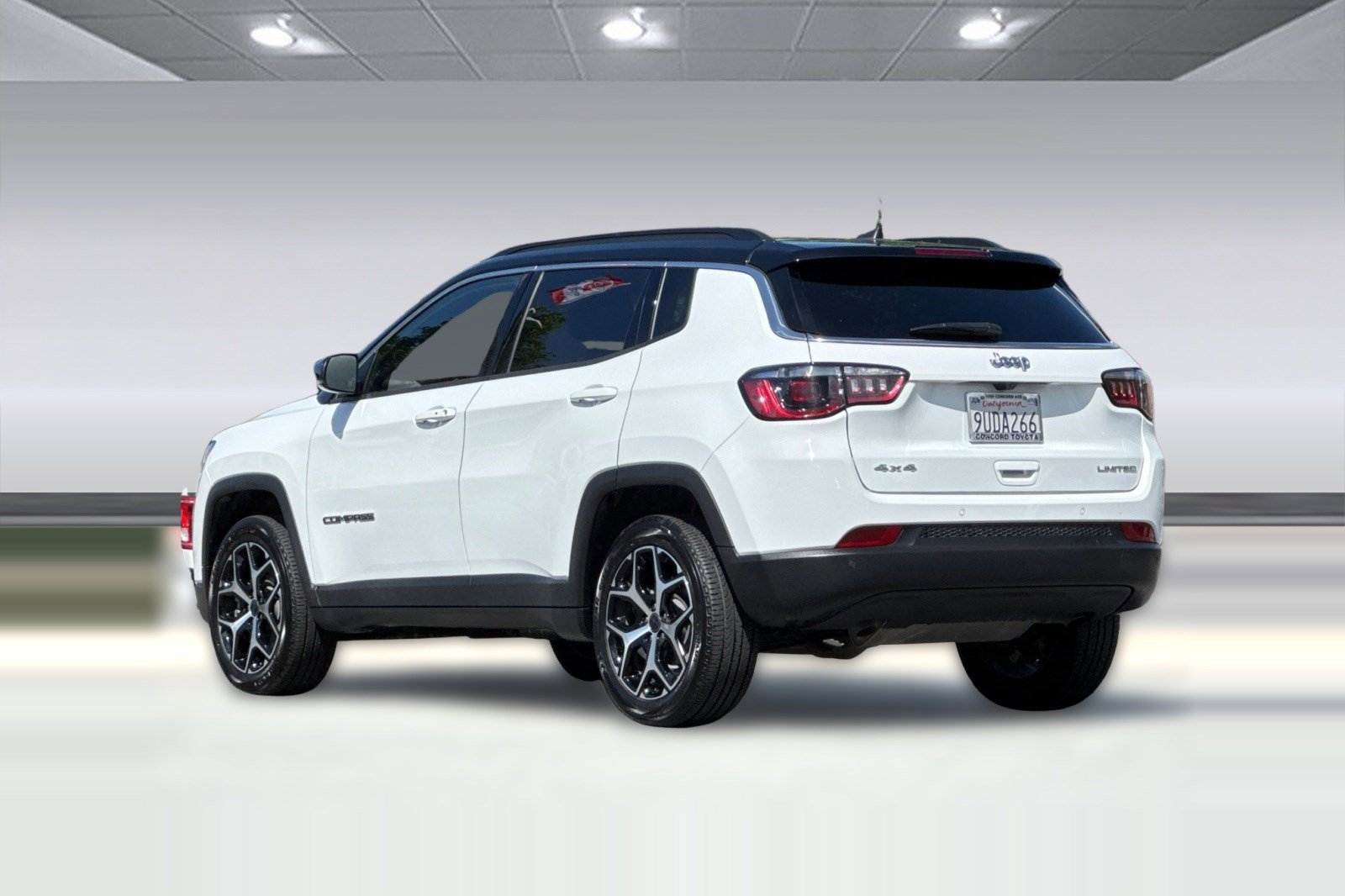Used 2025 Jeep Compass Limited AWD/4WD image 3