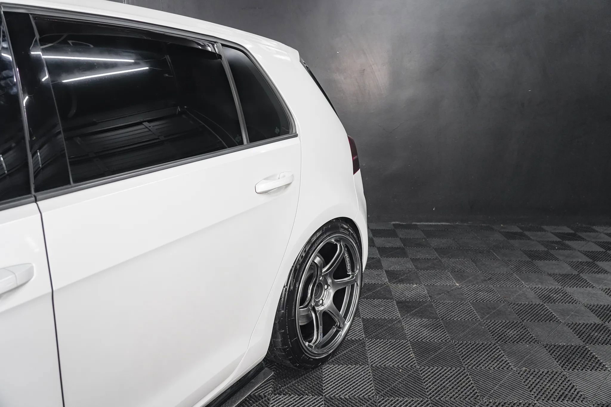 Used 2018 Volkswagen Golf R 4-Door image 11