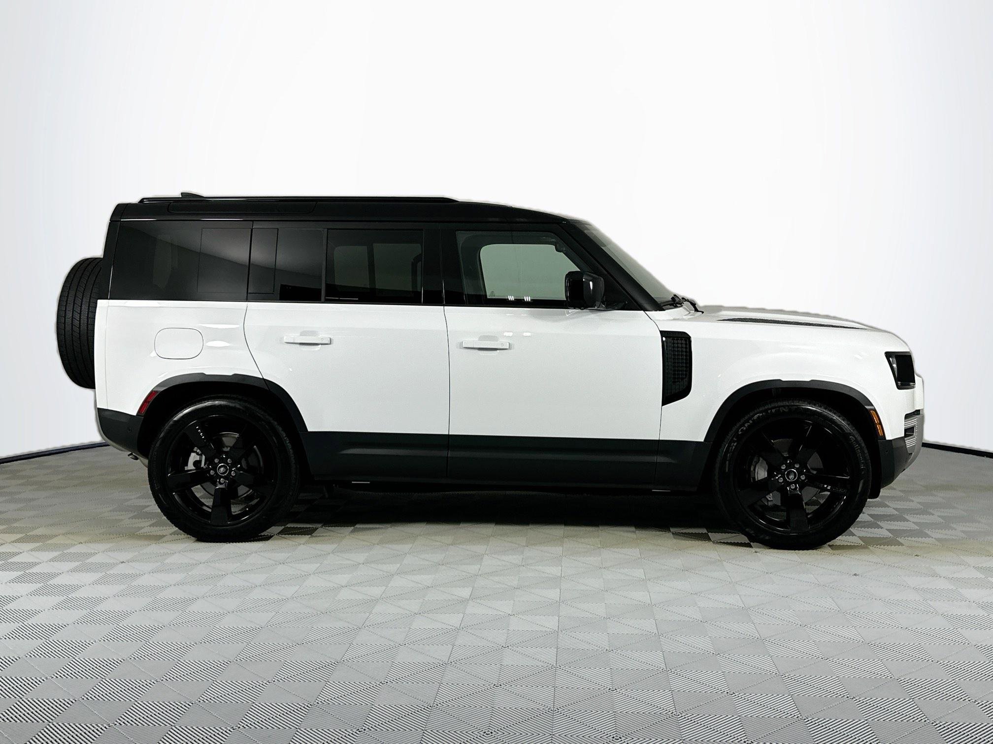 Used 2025 Land Rover Defender 110 S image 4