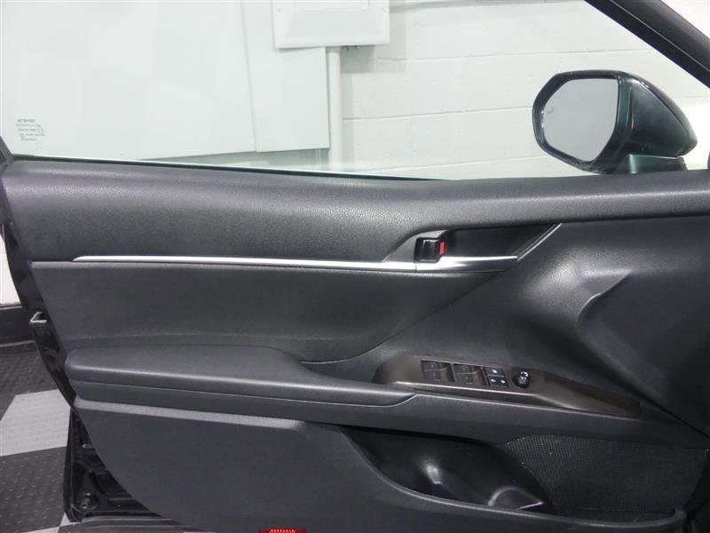 Used 2021 Toyota Camry SE w/ Cold Weather Package image 18