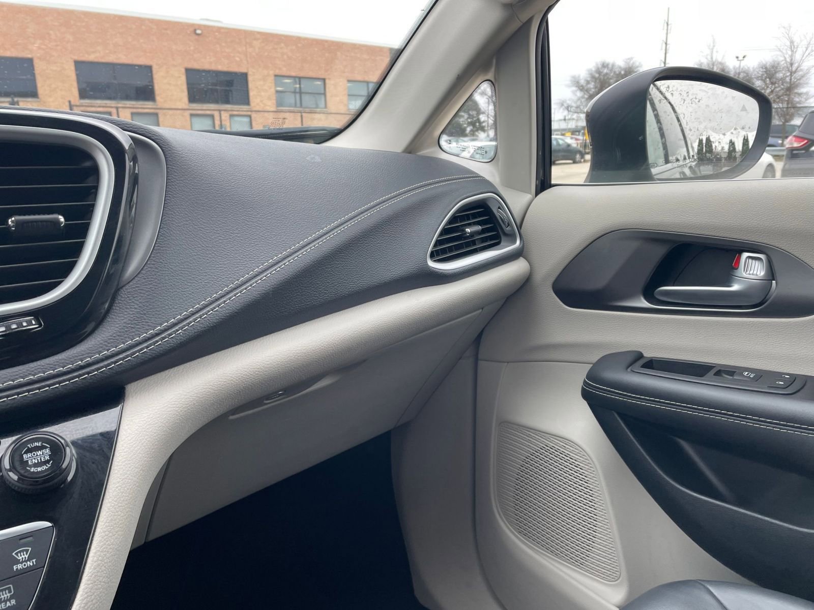 Used 2023 Chrysler Pacifica Touring-L image 38