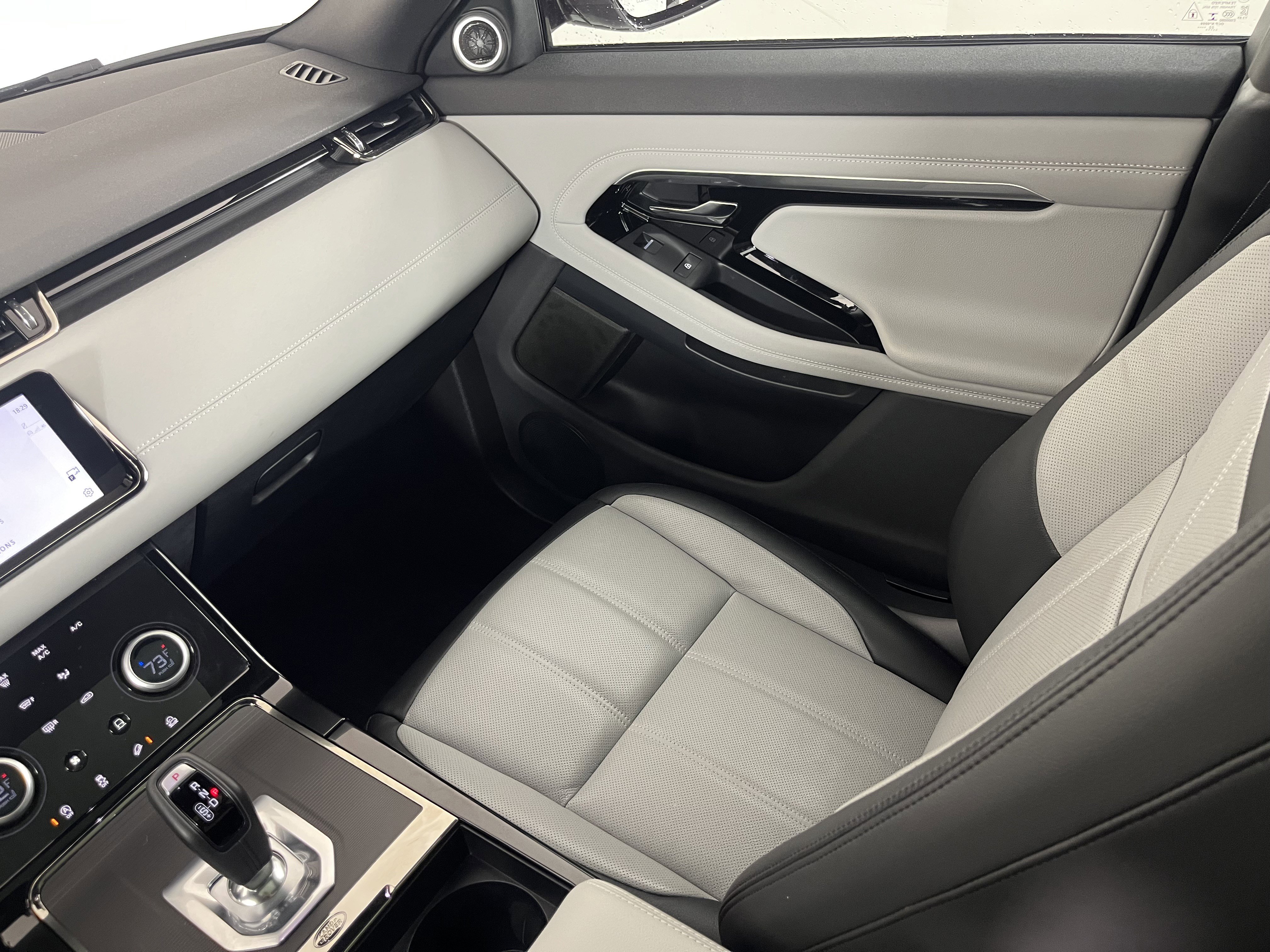 Used 2023 Land Rover Range Rover Evoque R-Dynamic SE image 11