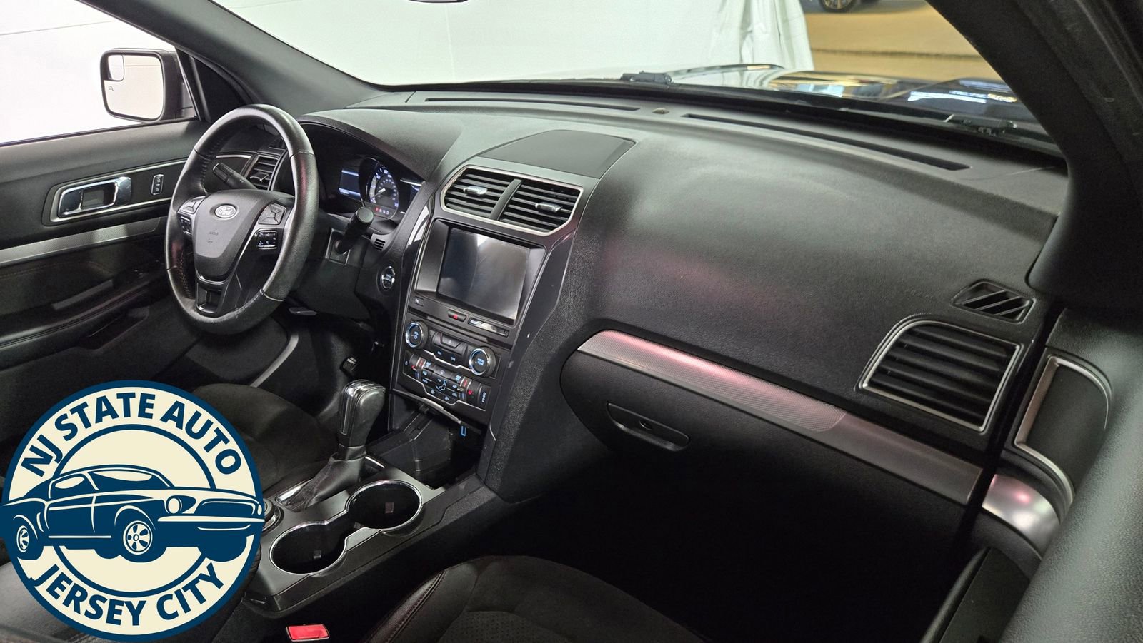 Used 2018 Ford Explorer XLT w/ Equipment Group 202A AWD/4WD image 39