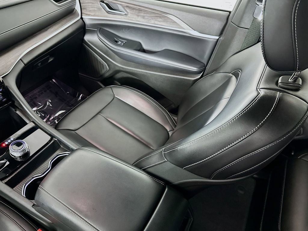 Used 2024 Jeep Grand Cherokee Limited w/ Black Appearance Package image 24