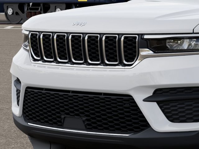 New 2027 Jeep Grand Cherokee Laredo RWD image 11