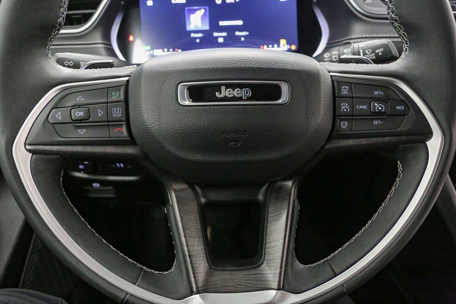 Used 2024 Jeep Grand Cherokee L Limited AWD/4WD image 37