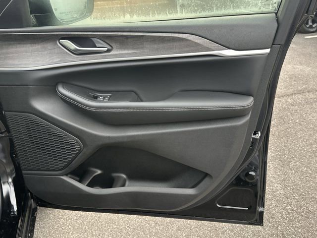 New 2025 Jeep Grand Cherokee L Limited w/ Black Appearance Package image 16