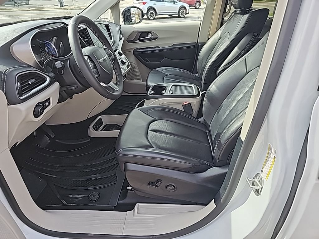 Certified 2024 Chrysler Pacifica Select w/ Uconnect Theater Family Group image 14