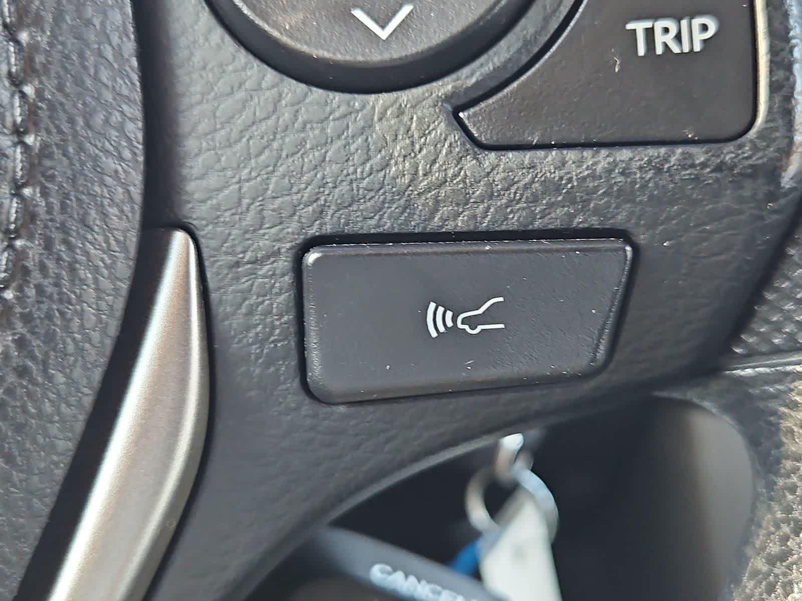 Used 2018 Toyota RAV4 LE FWD image 28